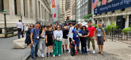 뉴욕로고스교회(담임 임성식 목사)가 주최하는 ‘모국 청소년 초청 SUMMER LEADERSHIP PROGRAM’에 참여한 고국의 여주시 학생들이 뉴욕과 워싱턴DC, 보스톤 투어를 마치고 대륙횡단 일정에 올랐다. 뉴욕 맨하탄 월스트리트에서 기념촬영을 했다.