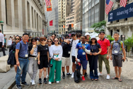 뉴욕로고스교회(담임 임성식 목사)가 주최하는 ‘모국 청소년 초청 SUMMER LEADERSHIP PROGRAM’에 참여한 고국의 여주시 학생들이 뉴욕과 워싱턴DC, 보스톤 투어를 마치고 대륙횡단 일정에 올랐다. 뉴욕 맨하탄 월스트리트에서 기념촬영을 했다.