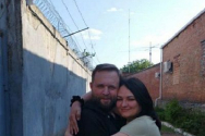 석방된 후 아내와 포옹하고 있는 안드레이 쉬로코프 목사. ⓒ텔레그램 채널 Mirt