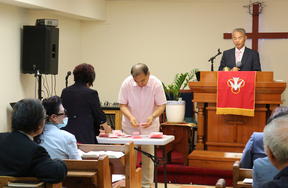 뉴욕교협 임실행위원회에서 4명의 회원교회 목사 제명에 대한 투표 후 계수하고 있다.