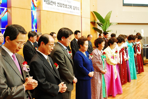 새일군으로 선출된 임직자들이 기도하고 있다. 