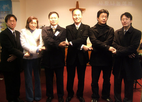 이날 사랑나눔 비전지기로 임명된 성도들. 오른쪽 세번째가 김연규 목사.