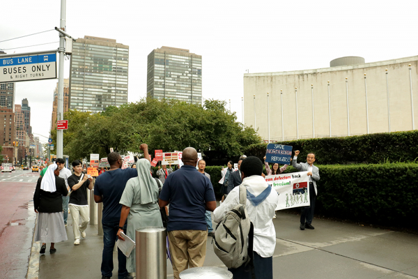 중국 내에서 구금돼 있는 2600명의 탈북민의 강제북송을 반대하는 집회가 24일 낮 유엔 본부 앞과 맨하탄 중국 대사관 앞에서 개최됐다. 유엔 앞에서 가두행진을 벌이고 있는 참가자들을 향해 시민들이 응원을 보내고 있다.