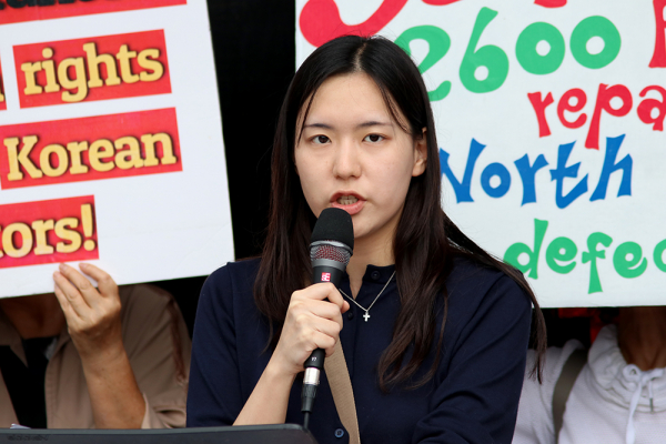 중국 내에서 구금돼 있는 2600명의 탈북민의 강제북송을 반대하는 집회가 24일 낮 유엔 본부 앞과 맨하탄 중국 대사관 앞에서 개최됐다. 참가자 대표들이 발언하고 있다.