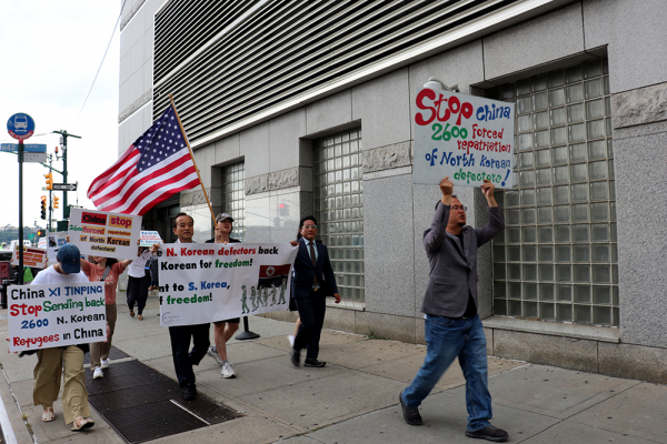 중국 내에서 구금돼 있는 2600명의 탈북민의 강제북송을 반대하는 집회가 24일 낮 유엔 본부 앞과 맨하탄 중국 대사관 앞에서 개최됐다. 중국 대사관 앞에서 가두행진을 벌이고 있는 참석자들.