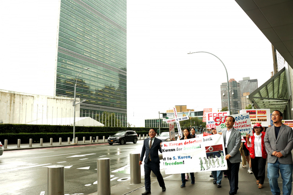 중국 내에서 구금돼 있는 2600명의 탈북민의 강제북송을 반대하는 집회가 24일 낮 유엔 본부 앞과 맨하탄 중국 대사관 앞에서 개최됐다.