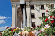 우크라이나 체르니히브의 극장 앞, 시민들이 가져온 인형과 꽃들. ⓒ세이브더칠드런 제공