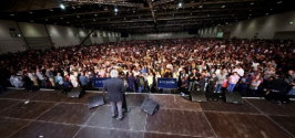 프랭클린 그래함 목사가 지난 8월 26일 영국 엑셀 런던 컨벤션센터에서 열린 ‘하나님은 당신을 사랑하신다’(God Loves Your) 투어 행사에서 말씀을 전하고 있다. ⓒBGEA
