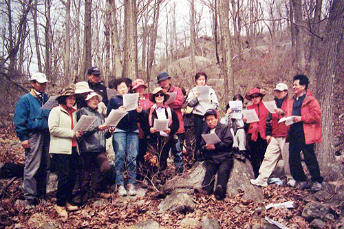 산 정상에서 가곡을 부르는 가곡 등산회 회원들. ⓒ 가곡 등산회