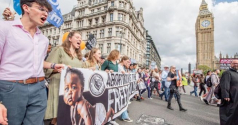 ‘생명을 위한 행진’ 참석자들이 ‘살아갈 자유’라고 적힌 현수막을 들고 거리 시위를 하고 있다. ⓒMarch for Life UK