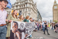 ‘생명을 위한 행진’ 참석자들이 ‘살아갈 자유’라고 적힌 현수막을 들고 거리 시위를 하고 있다. ⓒMarch for Life UK