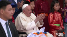 현지 어린 아이들을 만나고 있는 프란치스코 교황. ⓒ글로벌뉴스 화면 캡쳐