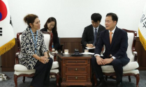 김영호 통일부 장관(오른쪽)을 만나 대화하는 엘리자베스 살몬 유엔 북한인권특별보고관(왼쪽). ⓒ통일부