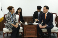 김영호 통일부 장관(오른쪽)을 만나 대화하는 엘리자베스 살몬 유엔 북한인권특별보고관(왼쪽). ⓒ통일부