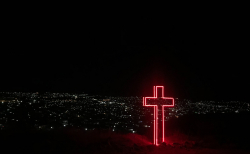언덕 위에 세워진 십자가