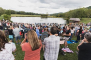 빌트모어교회가 지난 17일 노스캐롤라이나주 플레처에서 침례식을 열고 279명에게 침례를 줬다. 이전 실내 예배에서는 3명이 침례를 받았다.