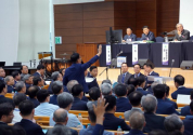 예장 합동 제108회 정기총회가 18일부터 4박 5일간의 일정으로 대전 새로남교회에서 개최 중인 가운데, 한 총대가 발언을 요청하고 있다. ⓒ송경호 기자
