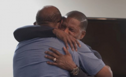 친아버지로 밝혀진 리처드 허바드와 포옹하고 있는 커크 프랭클린. ⓒ다큐멘터리 화면 캡쳐