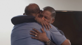친아버지로 밝혀진 리처드 허바드와 포옹하고 있는 커크 프랭클린. ⓒ다큐멘터리 화면 캡쳐
