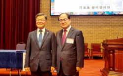 (왼쪽부터) 김홍석 총회장과 정태진 부총회장이 손을 잡고 있다.