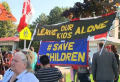시위 참가자들이 '우리 아이들을 내버려 두라'는 현수막을 들고 있다. ⓒCTV뉴스 보도화면 캡쳐