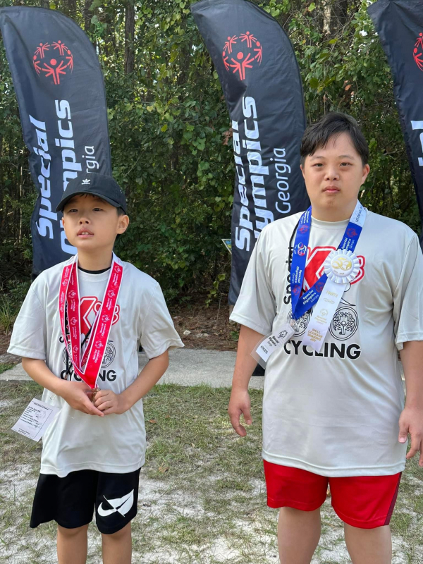 각 분야에서 메달을 획득한 제이든 김 군(왼쪽)과 천조셉 군 (동남부 장애인체육회 제공)