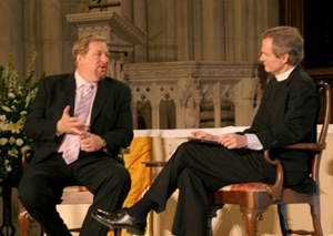 워싱턴국립대성당에서 열린 선데이포럼에 참석, 사무엘 T. 로이드 3세 주임사제와 대담 중인 릭 워렌 목사 ⓒ크리스천포스트(CP) 제공 