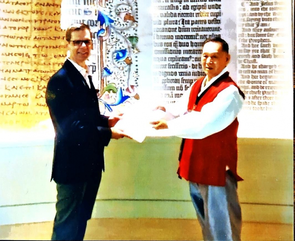 워싱턴 DC 성경박물관에 자신의 세번째 붓글씨 성경을 기증하는 최정범 선생