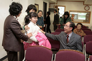 김명혁 목사가 3일 좋은소식교회에서 주일예배를 마친 후 성도들과 교제의 시간을 가지고 있다. ⓒ고준호 기자 