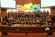 제4차 CMF-Kid&#039;s Celebration 한 어린이들이 교사들과 함께 기념 촬영 하고 있다.