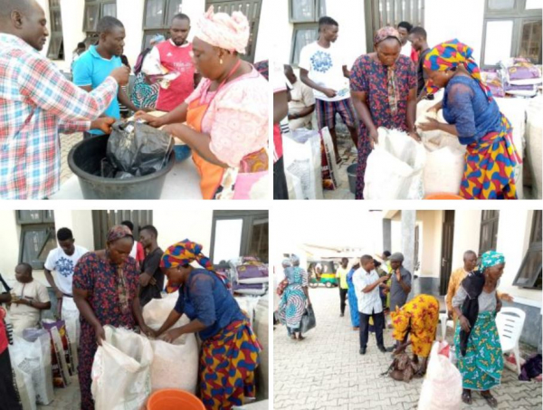  New Life for All이 DCMi 선교회가 전달한 구호 기금으로 나이지리아 무슬림 폭동 희생자들에게 식량을 전달하고 있다