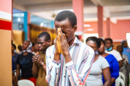 나이지리아 오그모보쇼에 위치한 트루워십퍼교회에서 열린 예배 도중 교인들이 기도하고 있다. ⓒGracious Adebayo/ Unsplash.com