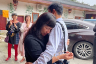 청두시 이른비언약교회에서 열린 졸업식과 관련하여 밤새 구금되었던 하오구이루가 아침에 풀려나 약혼녀와 포옹하고 있다.©한국VOM