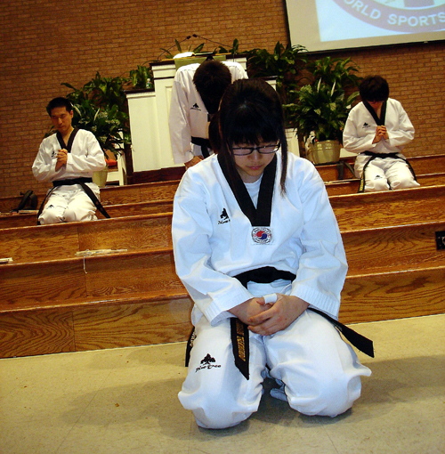 기도로 태권도 시범을 마무리하는 선교단원들 