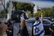하마스에 인질로 잡힌 이스라엘인들의 석방을 촉구하는 시위자들의 모습. ⓒLevi Meir Clancy/ Unsplash