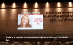 이스라엘 텔아비브의 박물관 벽에 하마스에게서 석방된 이스라엘인이 소개되고 있다. ⓒAP통신 유튜브 캡쳐