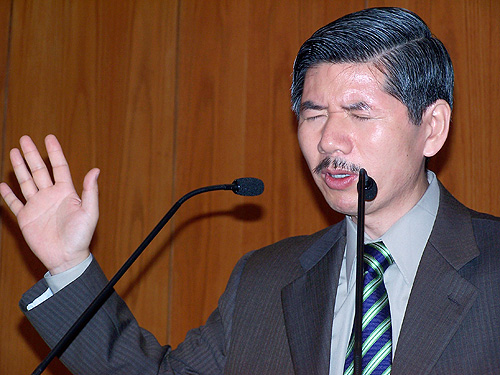 새천년교회에서 집회를 인도하며 기도하고 있는 김종필 목사  ⓒ기독일보 자료사진