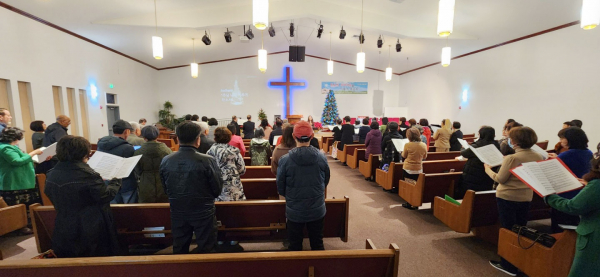타코마삼일교회에서 진행된 조이플선교회 창립 6주년 감사예배에서 참석 회원들과 선교 동역자들이 함께 찬양하고 있다