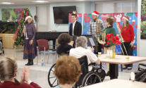 이노비가 20일 맨하탄 어퍼이스트 너싱홈에서 다민족 어르신들을 대상으로 크리스마스 콘서트를 열었다.
