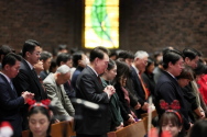 윤석열 대통령이 25일 정동제일교회 성탄예배에서 기도하고 있다. ©대통령실