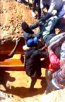 나이지리아 기독교인들이 성탄절에 극단주의 무슬림들의 공격으로 사망한 기독교인들의 시신을 묻고 있다. ⓒ모닝스타뉴스