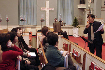 성가대 지도하는 문석진 목사.