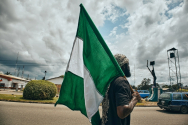 나이지리아 국기를 든 시민