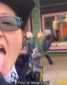여성 경찰관이 교회 밖에서 교회 노래를 부르는 것이 허용되지 않는다고 주장하며 카메라를 향해 혀를 내밀고 있는 모습이 영상에 찍혔다. ⓒ유튜브 영상 캡쳐
