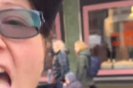 여성 경찰관이 교회 밖에서 교회 노래를 부르는 것이 허용되지 않는다고 주장하며 카메라를 향해 혀를 내밀고 있는 모습이 영상에 찍혔다. ⓒ유튜브 영상 캡쳐