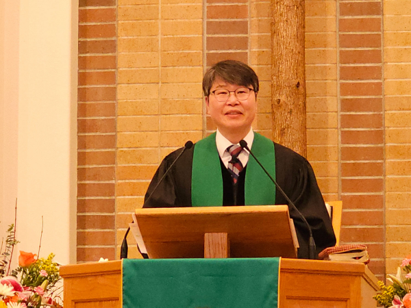 설교하는 밴쿠버한인장로교회 송성민 목사 
