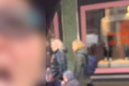 여성 경찰관이 교회 밖에서 교회 노래를 부르는 것이 허용되지 않는다고 주장하며 카메라를 향해 혀를 내밀고 있는 모습이 영상에 찍혔다. ©유튜브 영상 캡쳐