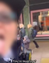 여성 경찰관이 교회 밖에서 교회 노래를 부르는 것이 허용되지 않는다고 주장하며 카메라를 향해 혀를 내밀고 있는 모습이 영상에 찍혔다. ©유튜브 영상 캡쳐