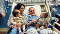 2023년 12월 21일, 병실에서 회복 중인 한스 슈미트(오른쪽)가 그의 아내 줄야와 두 자녀와 함께 있다. ©줄야 슈미트 인스타그램