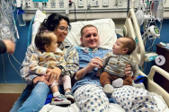 2023년 12월 21일, 병실에서 회복 중인 한스 슈미트(오른쪽)가 그의 아내 줄야와 두 자녀와 함께 있다. ©줄야 슈미트 인스타그램